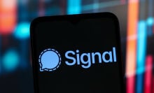 Signal app on phone screen