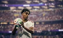 Lamine Yamal holds the ball 