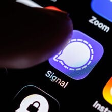 Signal app on phone screen