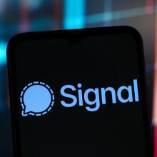 Signal app on phone screen