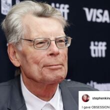 A close-up of a man on a red carpet. An image from Threads is visible in the bottom-right corner.