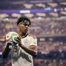 Lamine Yamal holds the ball 